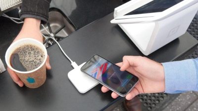 Does hooters take apple pay